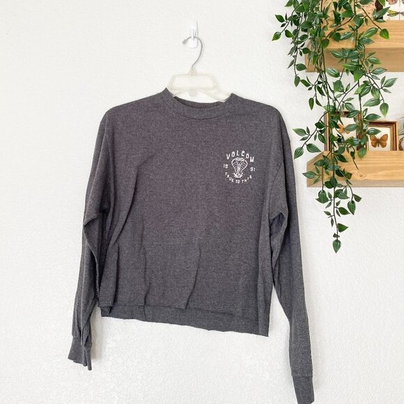 🦋 VOLCOM Dark Gray Crop Top Graphic Tee Long Sleeve - Picture 1 of 4